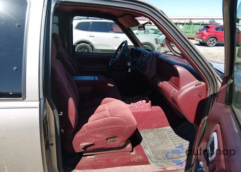 1998 Chevrolet C1500 Fleetside z USA, uszkodzony, nr VIN 2GCEC19R7W1206871